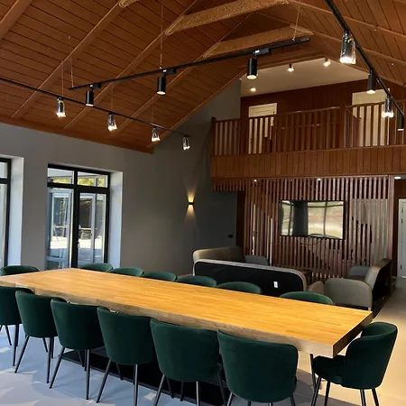 маєток на озерах בית נופש